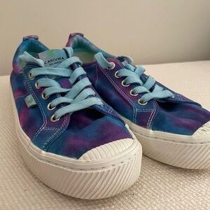 Cariuma Women's Blue and Purple Sneakers